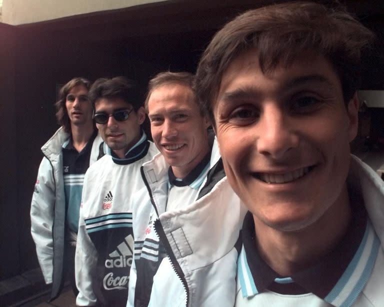 Zanetti junto a Roberto Sensini, Roberto Ayala y Pablo Paz (de derecha a izquierda), en plena concentración para su primer Mundial, Francia 1998.