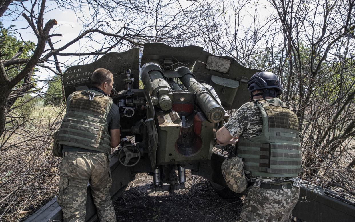 Ukrainian soldiers check weapons and equipment before they return to fighting on the front line in Kherson - Anadolu Agency 