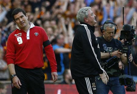 Hull City's manager Steve Bruce (R) and his Sheffield United counterpart Nigel Clough react after Hull City's fifth goal during their English FA Cup semi-final soccer match at Wembley Stadium in London, April 13, 2014. REUTERS/Darren Staples