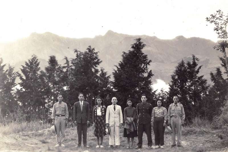 1951臺灣原住民領袖樂信．瓦旦（林瑞昌）與湯守仁於阿里山（取自wikimedia commons）