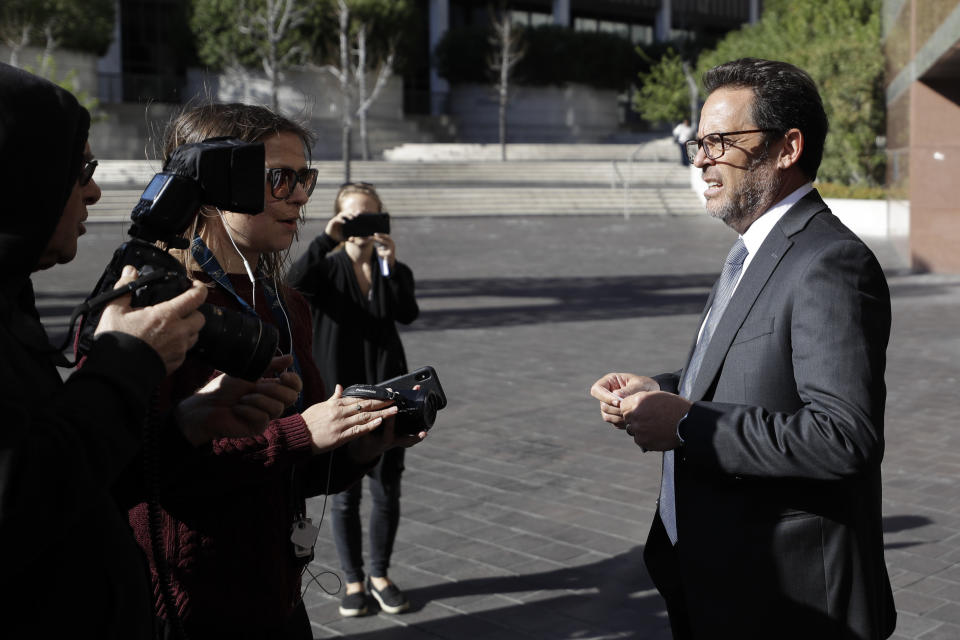 Marc S. Harris, abogado de la actriz Lori Loughlin, habla con periodistas afuera de una corte federal en Los Angeles el miércoles 13 de marzo del 2019. Loughlin está entre decenas de personas acusadas en un escándalo de soborno para que sus hijos ingresen a algunas de las universidades más prestigiosas del país. (AP Foto/Chris Carlson)