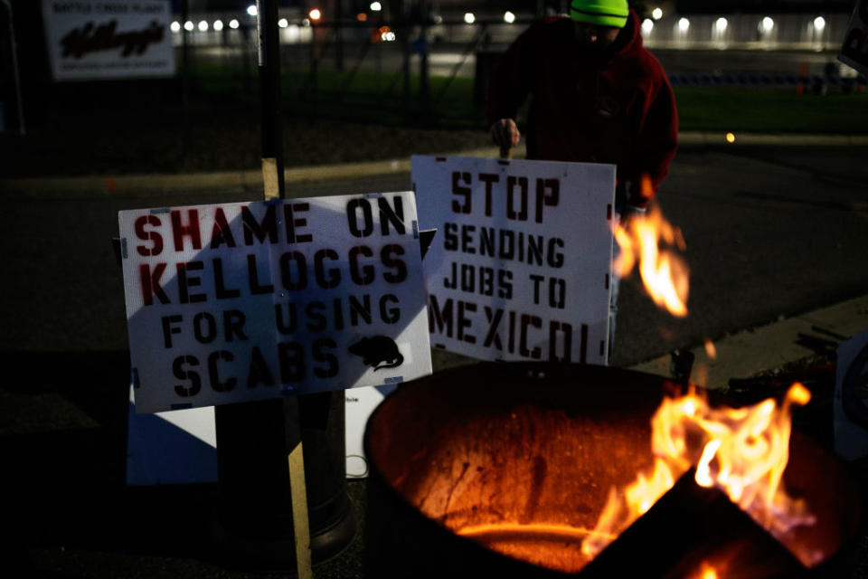 Signs by a fire during a union workers strike outside the Kellogg plant in Battle Creek, Michigan, U.S., on Friday, Oct. 22, 2021.<span class="copyright">Jenifer Veloso/Bloomberg via Getty Images</span>