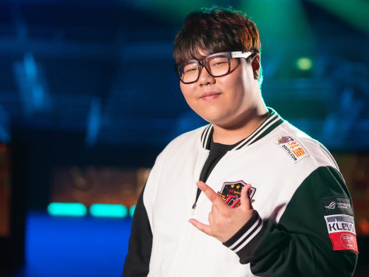 SKT support Lee “Wolf” Jae-wan poses onstage at the 2017 Mid-Season Invitational (Riot Games/lolesports)