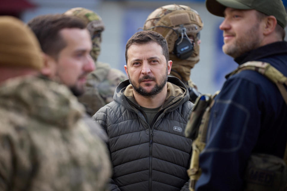 Wolodymyr Selenskiy bei einem Besuch in Cherson zwischen ukrainischen Soldaten. (Bild: Ukrainian Presidential Press Service/Handout via REUTERS)