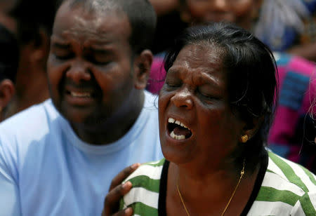 Family members of victims react during a rescue mission after a garbage dump collapsed and buried dozens of houses in Colombo, Sri Lanka April 16, 2017. REUTERS/Dinuka Liyanawatte