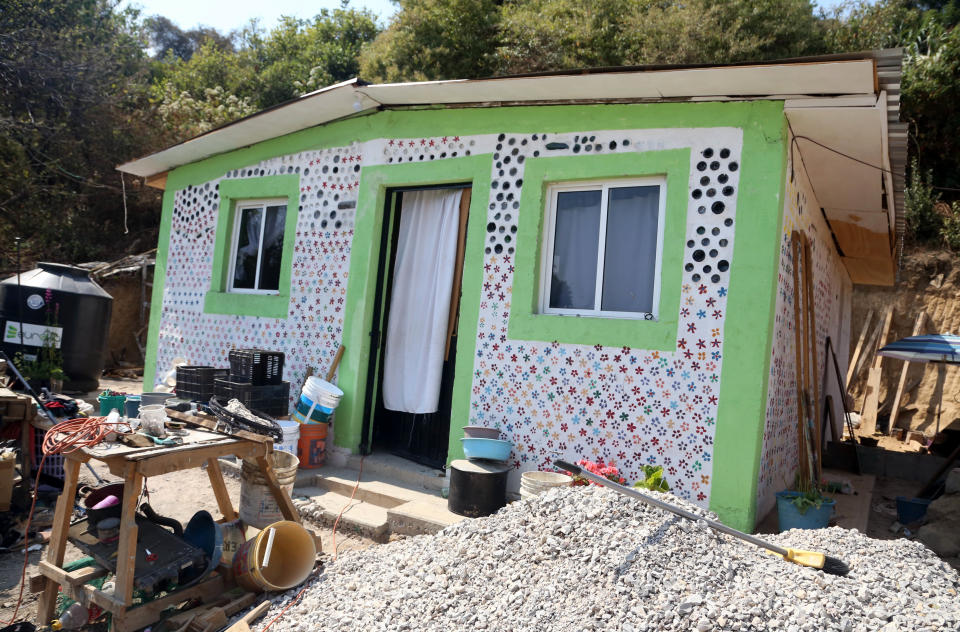 <p>TETELA DEL VOLCÁN, MORELOS.- La organización no gubernamental “Trabajemos Juntos”, integrada por Lucero Sánchez, Pilar Peña y Catalina Dí­az, gestionó fondos para la construcción de dos casas ecológicas en beneficio de afectados por el sismo del pasado 19 de septiembre. Una de las casas fue construida con botellas de plástico y vidrio, y la otra con pallets de madera. El diseño de las casas es del ingeniero Mario Alberto Tapia. En su construcción se utilizaron seis mil botellas de litro de refresco, llantas, y material reutilizable. FOTO: MARGARITO PÉREZ RETANA /CUARTOSCURO.COM </p>