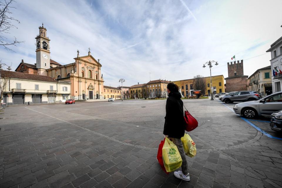 Las persianas están bajadas en bares, tiendas y centros comerciales. Las iglesias, oratorios y centros deportivos están cerrados.