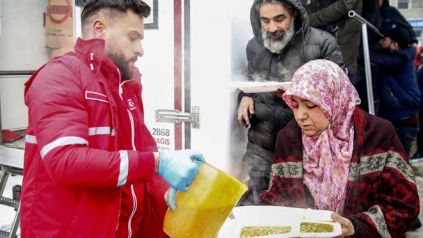 PHOTO: Turkish Red Crescent teams distribute hot meals to the earthquake victims in Malatya, Turkey, after 7.7 and 7.6 magnitude earthquakes hits Turkey and Syria, on Feb. 6, 2023. (Anadolu Agency via Getty Images)