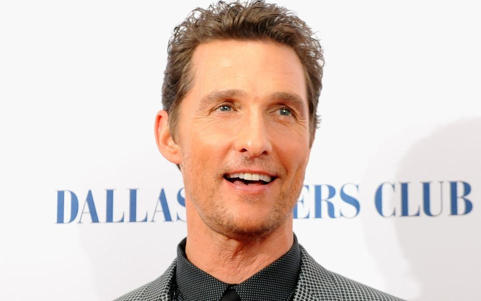 Nach nichts sehnte sich Matthew McConaughey während der Dreharbeiten zu "Dallas Buyers Club" so sehr wie nach einem Cheeseburger: Um glaubhaft einen Aidskranken zu spielen, magerte er radikal ab. "US Weekly" erzählte der Schauspieler, dass er damals nur Tee und täglich 141 Gramm proteinhaltiger Nahrung zu sich genommen habe. (Bild: Stuart C. Wilson/Getty Images)