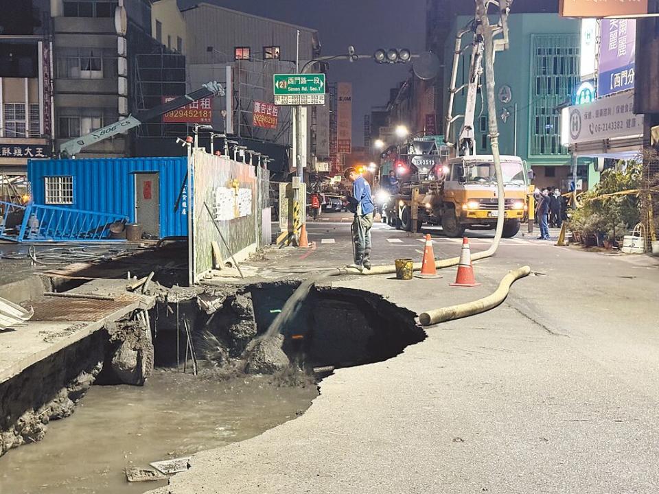 台南市中西區五妃街一處新建案，今年3月初因建築工地承包商未依規範施作連續壁，導致道路嚴重坍塌。（本報資料照片）