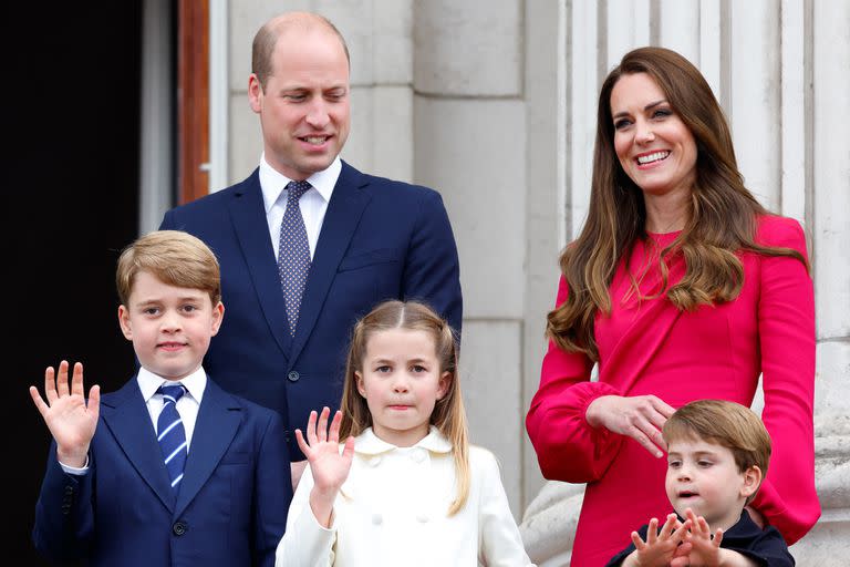 LONDON, UNITED KINGDOM - JUNE 05: (EMBARGOED FOR PUBLICATION IN UK NEWSPAPERS UNTIL 24 HOURS AFTER CREATE DATE AND TIME) Prince George of Cambridge, Prince William, Duke of Cambridge, Princess Charlotte of Cambridge, Prince Louis of Cambridge and Catherine, Duchess of Cambridge stand on the balcony of Buckingham Palace following the Platinum Pageant on June 5, 2022 in London, England. The Platinum Jubilee of Elizabeth II is being celebrated from June 2 to June 5, 2022, in the UK and Commonwealth to mark the 70th anniversary of the accession of Queen Elizabeth II on 6 February 1952. (Photo by Max Mumby/Indigo/Getty Images)