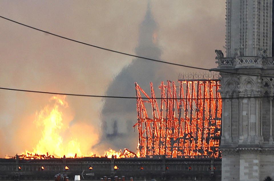 El fuego devora la catedral de Notre Dame de París