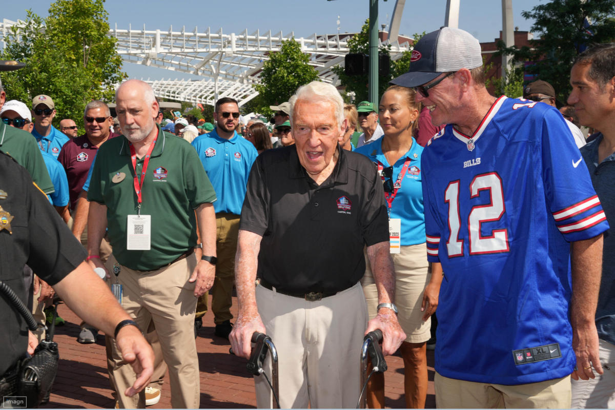 WATCH: Room full of Hall of Famers sing 'Happy Birthday' to Marv Levy