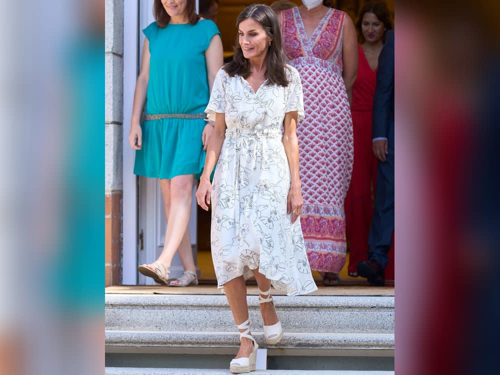 Letizia von Spanien fühlt sich in ihrem weißen Midi-Kleid sichtlich wohl. (Bild: imago images/PPE)