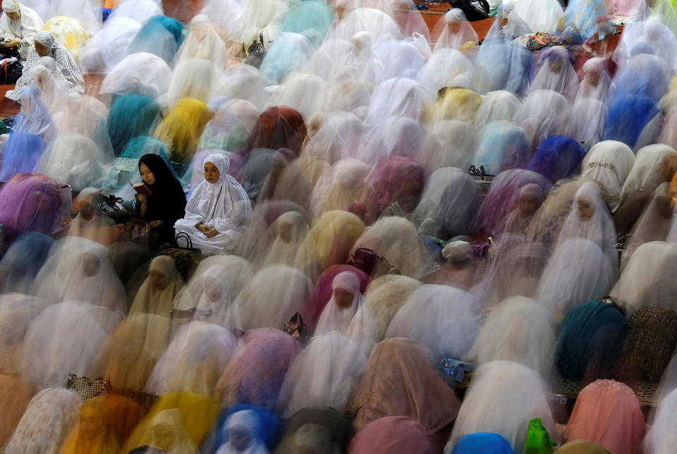 <p>Indonesian Muslims pray on the first day of Ramadan at Istiqlal Mosque in Jakarta, Indonesia, May 26, 2017. (Beawiharta/Reuters) </p>