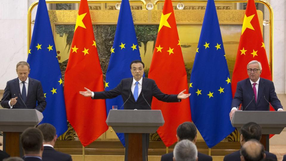 Chinas Ministerpräsident Li Keqiang (m.),  Jean-Claude Juncker (r.), Präsident der Europäischen Kommission, und Donald Tusk, Präsident des Europäischen Rates. Foto: Ng Han Guan, AP