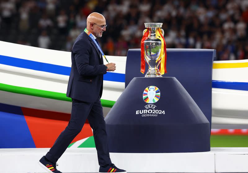 FOTO DE ARCHIVO. El seleccionador español Luis de la Fuente pasa delante del trofeo durante la ceremonia de entrega de medallas tras ganar la Eurocopa 2024 en el Olympiastadion de Berlín, en Alemania