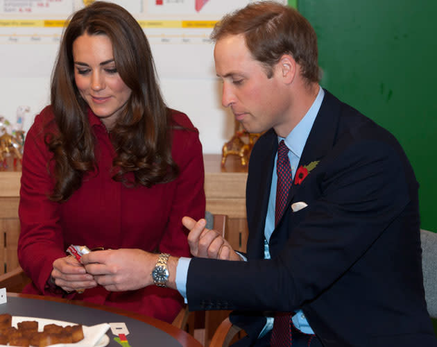 So süß! Beim Besuch des UNICEF-Centers in Copenhagen teilten sich William und Kate einen Keks. Dabei lag doch vor ihnen ein ganzen Tablett voller Kuchenstückchen? Wahrscheinlich wollten die beiden nur die Chance nutzen, dass sich ihre Hände kurz berühren können... (Bild: WENN)