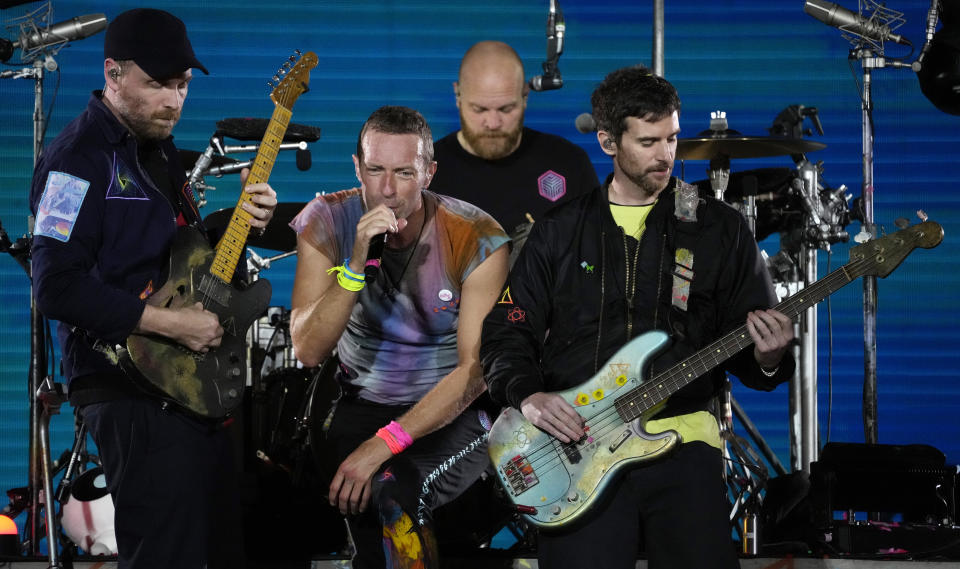 Los integrantes de Coldplay, de izquierda a derecha, Jonny Buckland, Chris Martin, Will Champion y Guy Berryman durante su concierto en el Rose Bowl, el sábado 30 de septiembre de 2023, en Pasadena, California. (Foto AP/Chris Pizzello)