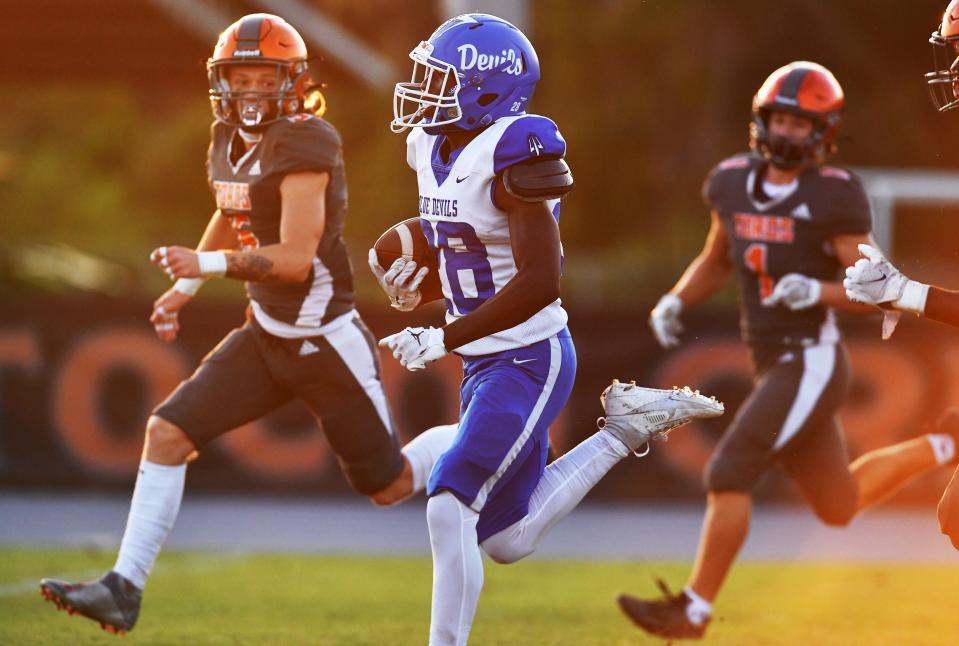 Clay running back Iyen Addison (28) sprints to the end zone for an early first-quarter touchdown against the Tocoi Creek Toros.