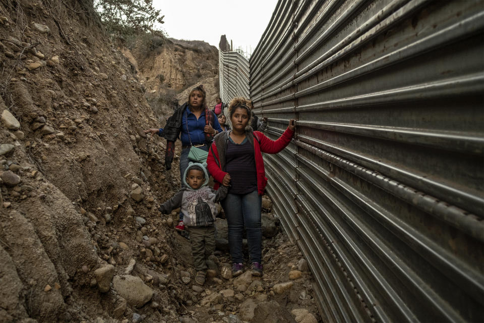 Xinia with her son Kevin and her friend Fabiola along the Mexican-US border, December 1, 2018.(Photo: Fabio Bucciarelli for Yahoo News)