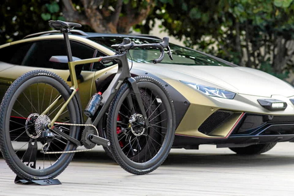 Lamborghini lui-même s'intéresse au vélo sportif, comme en témoigne ce Gravel hautement technologique et dessiné par les designers maison.  - Credit:Lamborghini