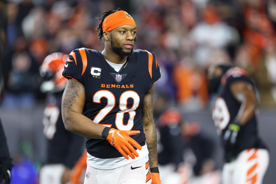 CINCINNATI, OH – JANUARY 15: Cincinnati Bengals running back Joe Mixon (28) warms up before the game against the Baltimore Ravens and Cincinnati Bengals on January 15, 2023 at Paycor Stadium in Cincinnati, OH.  (Photo by Ian Johnson/Icon Sportswire via Getty Images)