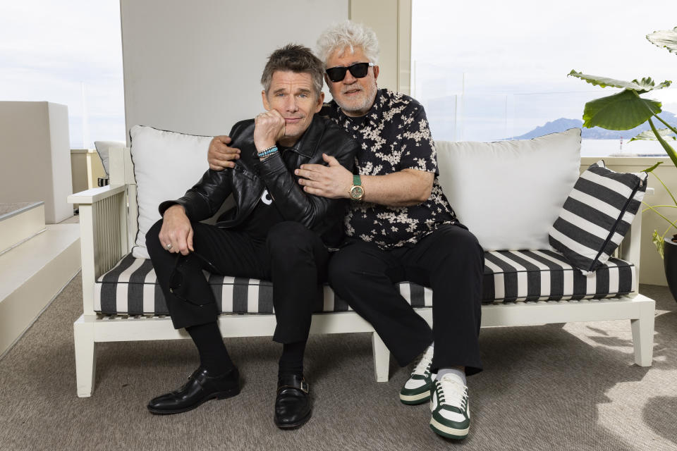 Ethan Hawke, izquierda, y el director Pedro Almodóvar posan para promover el corto 'Extraña forma de vida' en la 76a edición del festival internacional de cine de Cannes, en el sur de Francia, el jueves 18 de mayo de 2023. (Foto Joel C Ryan/Invision/AP)