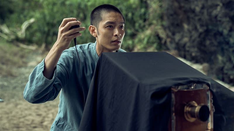 曹佑寧在《星空下的黑潮島嶼》飾演一名攝影師。（圖／客台提供）