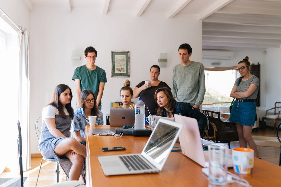 Grupo De Personas Mirando En La Computadora Portátil