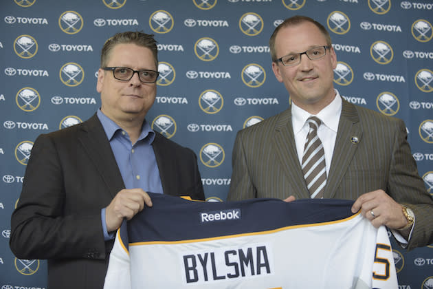 FILE – In this May 28, 2015, file photo, Buffalo Sabres GM Tim Murray, left, and newly hired coach Dan Bylsma hold a Sabres’ jersey as they pose for a photo after a news conference in Buffalo, N.Y. The Sabres have fired general manager Tim Murray and coach Dan Bylsma after the youthful team missed the playoffs for a sixth consecutive season. Owner Terry Pegula made the announcement Thursday, April 20, 2017. (AP Photo/Gary Wiepert, File)