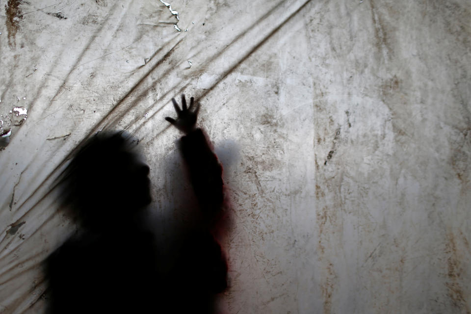 Ein palästinensischer Junge streckt seine Hand zum Zelt