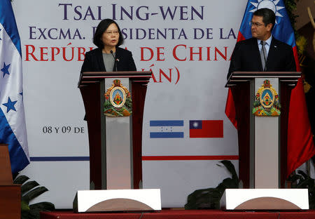 Taiwan's President Tsai Ing-wen (L) and her Honduran counterpart Juan Orlando Hernandez attend a joint news conference after a private meeting at the Presidential House in Tegucigalpa, Honduras January 9, 2017. REUTERS/Jorge Cabrera