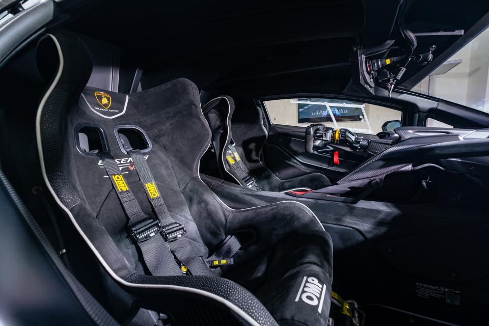 兩張OMP賽車桶椅搭配六點式安全帶，充分顯示本車為賽道而生的硬派風格。