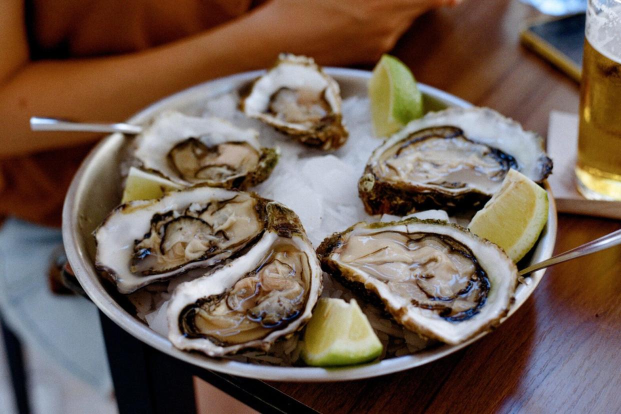 raw oysters served on ice