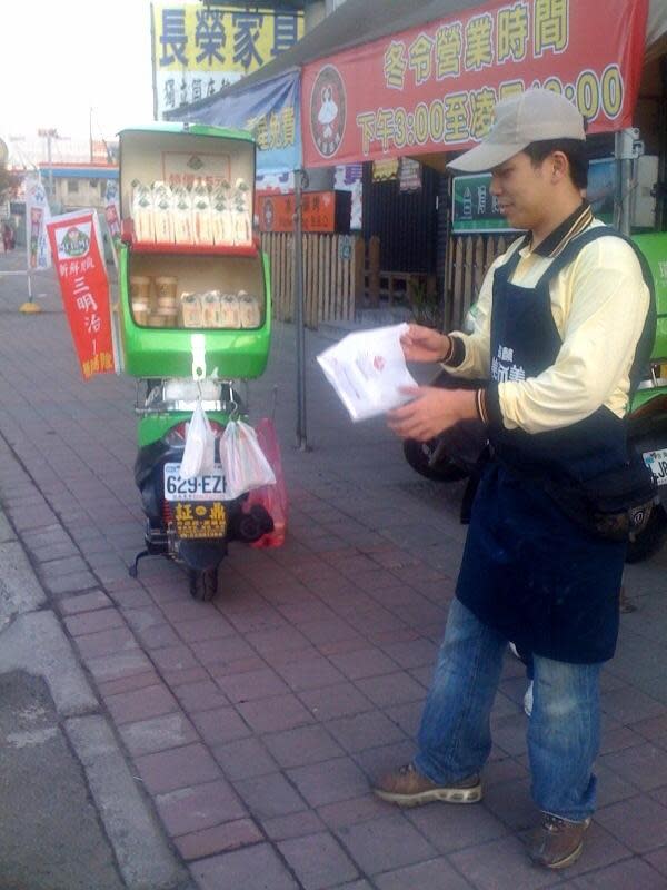 賴威光組成早餐機車隊，在人潮聚集的重要路口販售三明治、奶茶。（賴威光提供）