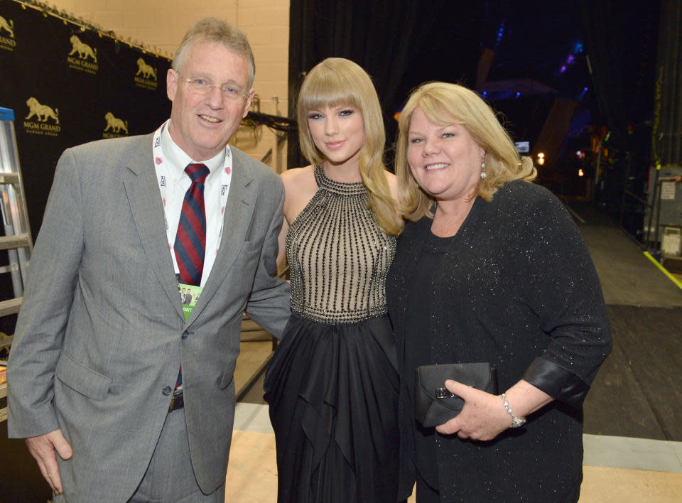 Taylor Swift出生於金融世界，左為其父Scott Swift，右為其母Andrea Swift，照片攝為2013年。 (Rick Diamond/ACMA2013/Getty Images for ACM) (Rick Diamond/ACMA2013 via Getty Images)
