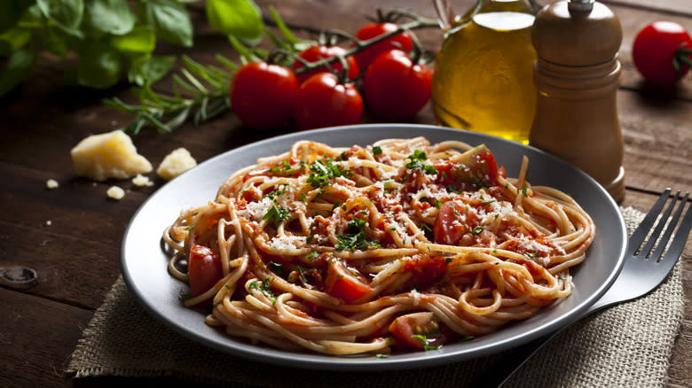 spaghetti with tomato sauce