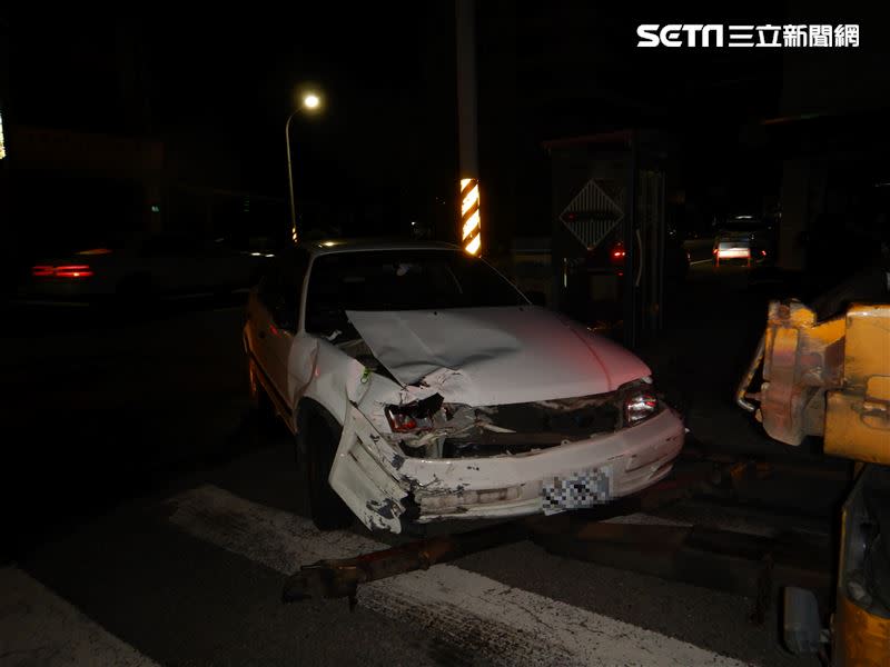 轎車右車頭被撞爛。（圖／翻攝畫面）