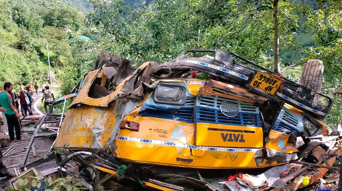 INDIA-ACCIDENTE DE AUTOBUS (AP)