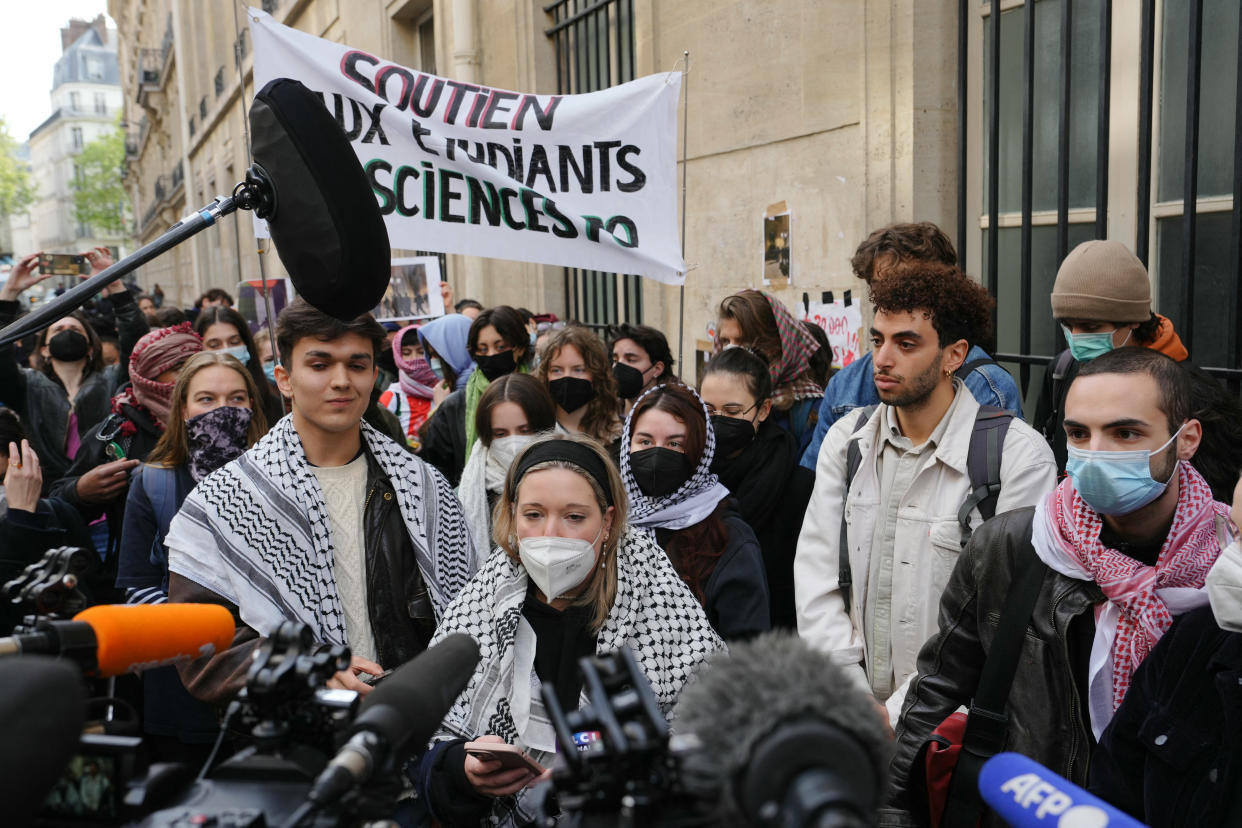 Autrefois foulard pratique pour les Bédouins, le keffieh, aujourd'hui repris par les étudiants de Sciences Po, est devenu un symbole de résistance politique dans les années 1930. (Photo Dimitar DILKOFF / AFP)