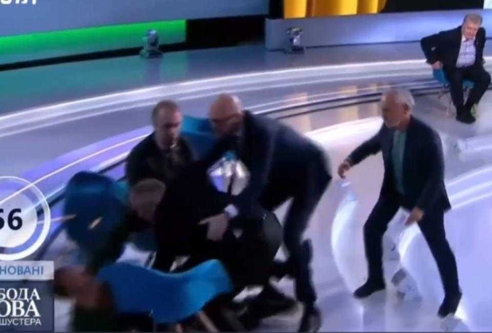 ▲烏克蘭記者布圖索夫和親俄派議員舒弗里奇，在電視直播時當眾互毆。（圖／擷取自推特影片）