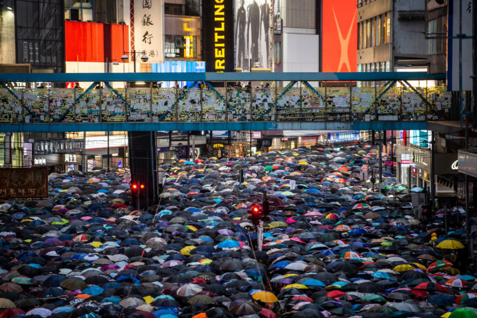 警方指示威者佔據港島多條主要幹道，令當區交通嚴重癱瘓。