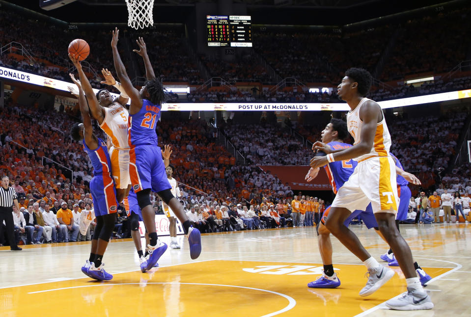 Tennessee guard Admiral Schofield (5) shoots as he's defended by Florida forward Dontay Bassett (21) during the first half of an NCAA college basketball game, Saturday, Feb. 9, 2019, in Knoxville, Tenn. (AP photo/Wade Payne)