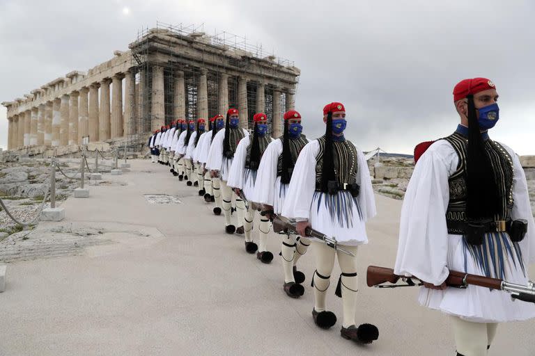 Miembros de la Guardia Presidencial pasan ante el templo del Partenón, en la Acrópolis de Atenas. 