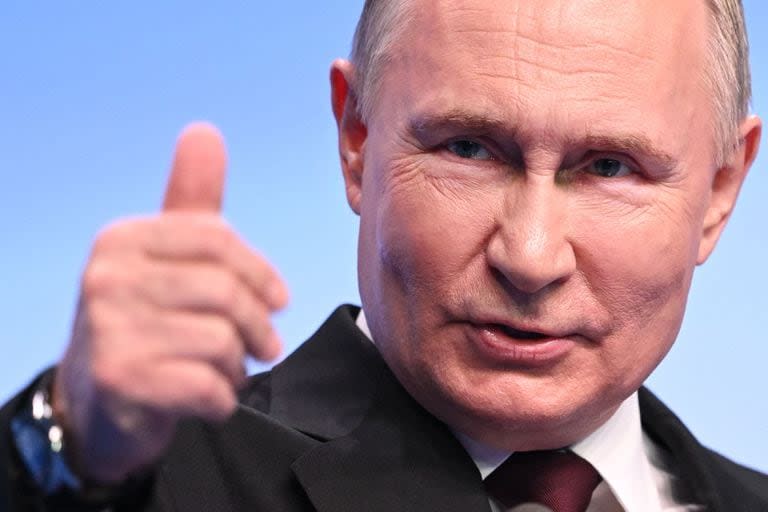 El presidente ruso, Vladimir Putin, se reúne con los medios en su sede de campaña en Moscú el 18 de marzo de 2024.