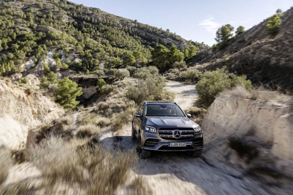 The upcoming Mercedes-Benz GLS has a super-smart suspension system that allows it to extricate itself from a sand trap. — SoyaCincau pic
