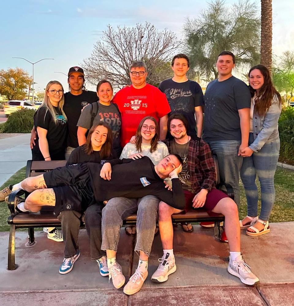 Before she died in a car crash in April, Mason Sanders’ family took a vacation together in Arizona and decided to take a family photo with all the siblings and their significant others.