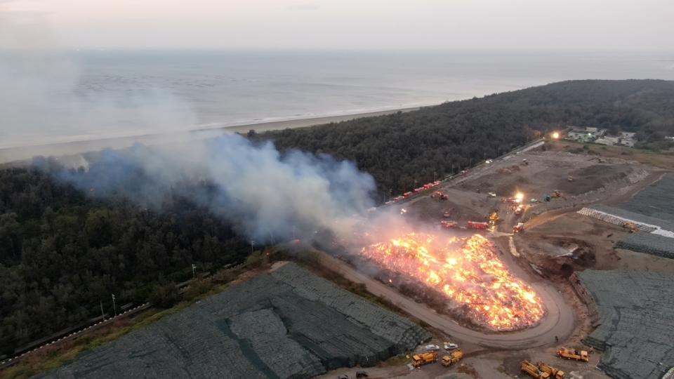 台南市安南區城西垃圾衛生掩埋場11日深夜發生火警，消防局灌救逾8小時，火勢仍未控制，12日持續悶燒。（中央社/台南市消防局提供）