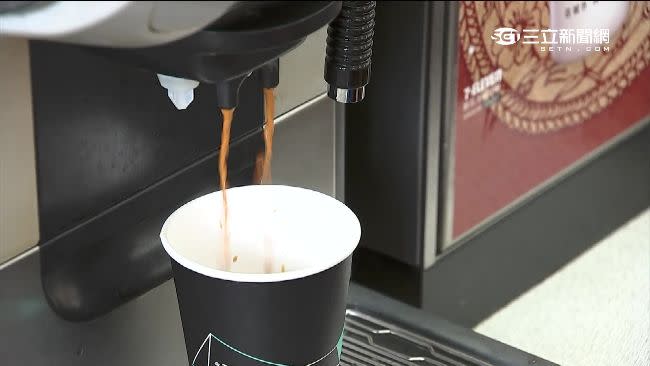 店長回應「咖啡量是一樣的，只是差在冰塊的多少而已」。（示意圖／資料照）